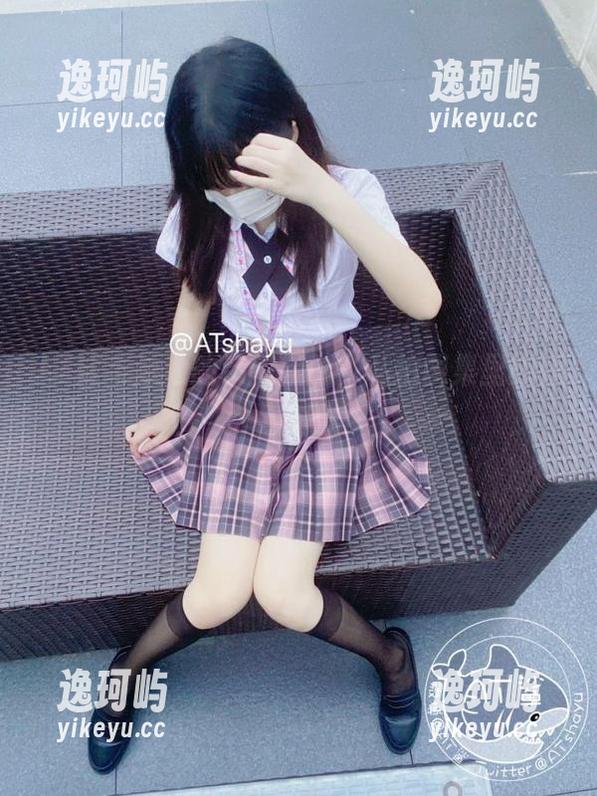 AT鲨与泳池的亲密接触，私拍图集里的嬉闹时光