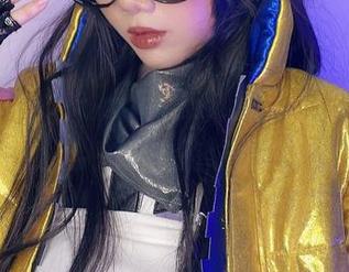 校园图包：PoppaChan展示的真实与虚幻，出乎意料的垃圾文艺。