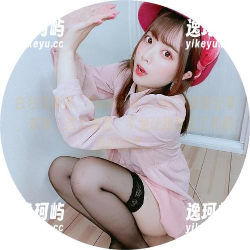 白色写真集，Tomiko(とみこ)最新分享，哎呀，这个造型，不免让我想起了校园风的回忆。