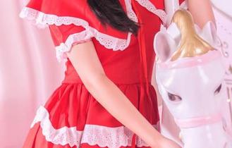 TouTiao头条女神 – 白床单+蓝套装，温心怡显得异常清新，直击我的鼻子，很舒服。