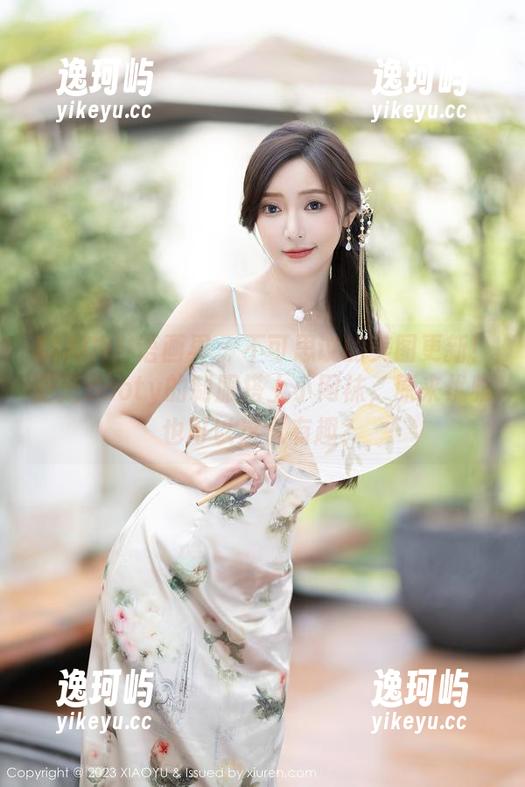 XIAOYU语画界 - 不可思议的美图更新！芝芝Booty的制服搭上小网袜，原来优雅也可以这么有趣？