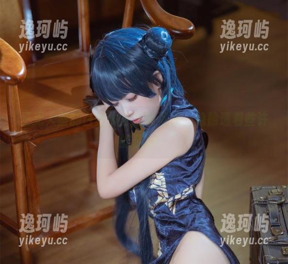 三无人型的白丝桃子定制写真，隐隐透着些许的俏皮。