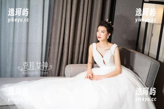 克拉女神 - 套图中的凌雪：校园记忆—假装认真，实际却在思考下午茶！