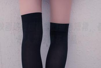 兔玩映画这张原图里的粉色短裙，看来能把人晃得眼花缭乱。