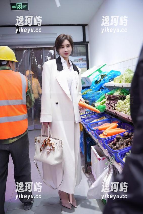 微密圈 - 当渔网袜遇上周妍希的写真，反正我的目光停不下来
