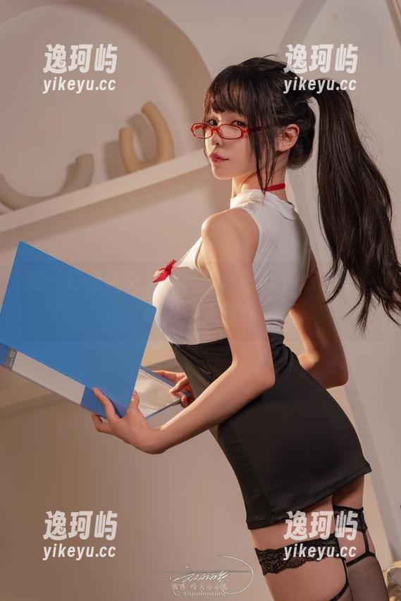 咬一口兔娘女王的私拍套图，有点不正经，但很令人着迷。