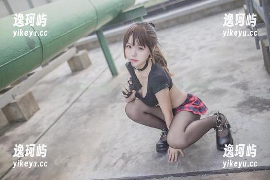 私拍中的宅夏yoko，制服让她灵动异常