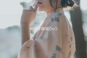 原图里的安曜曜：她的瑜伽姿势让我想起做梦的日子——当然，做不出那样的美！