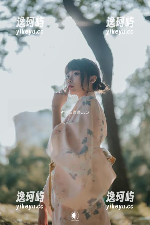 原图里的安曜曜：她的瑜伽姿势让我想起做梦的日子——当然，做不出那样的美！