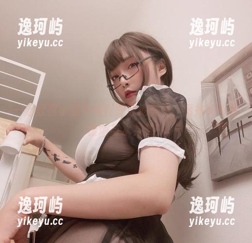 小泉学姐吖 一起欣赏小泉学姐吖的泳池美图,看她如何优雅地与水共舞!