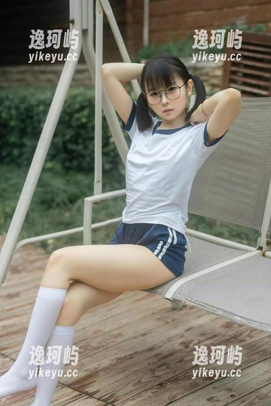 观赏幼水铃衣在温泉中的体操服，这一抹水色，腻度恰到好处。
