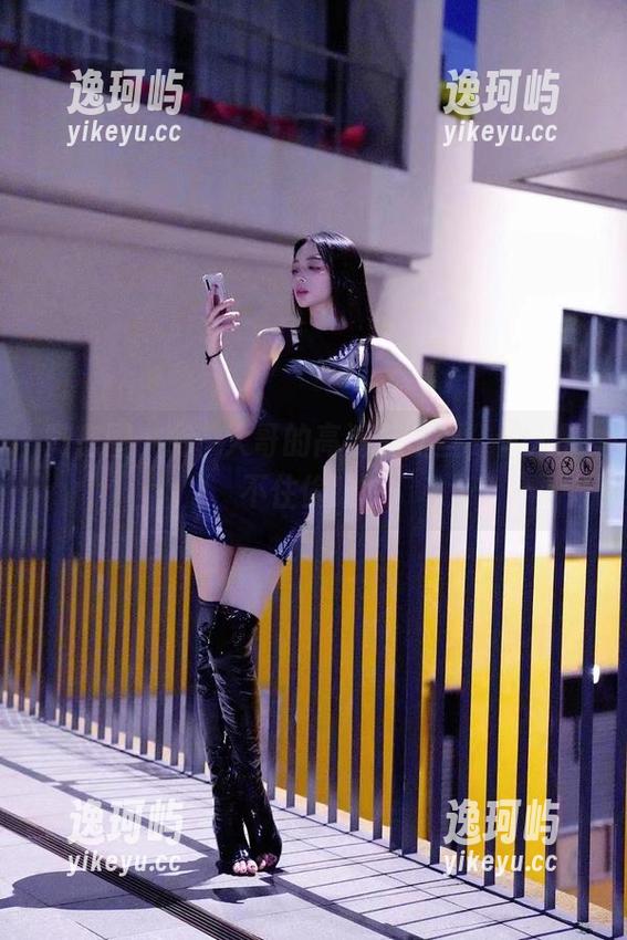 微密圈 - 徐珺大哥的高清裤里丝，令人忍不住偷瞄～