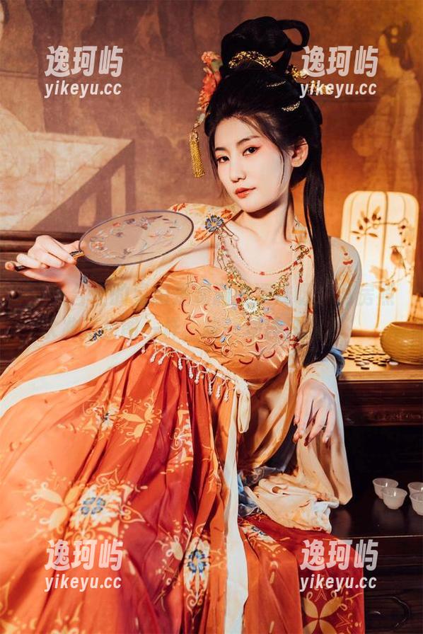 “天台上的星澜是澜澜叫澜妹呀：私房照水准跟拼图一样，缺一块没法欣赏”。