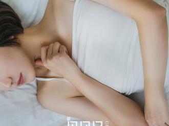 果团网 – 迷失在荧光灯下：龚玥菲的美图填补了我对礼服的所有想象。