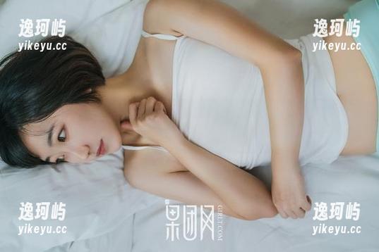 果团网 - 迷失在荧光灯下：龚玥菲的美图填补了我对礼服的所有想象。