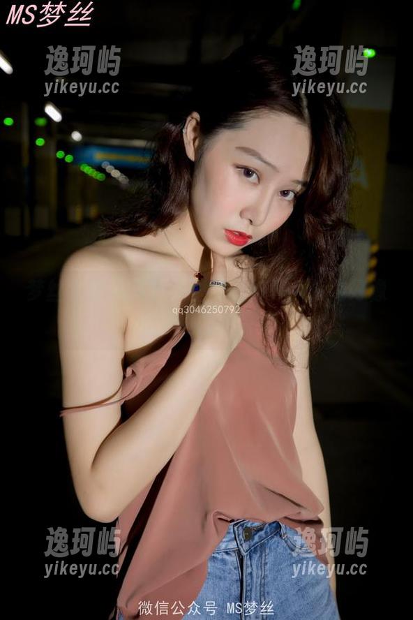 梦丝女神 - 写真集里的魏婷婷，旗袍好像成了她的护身符