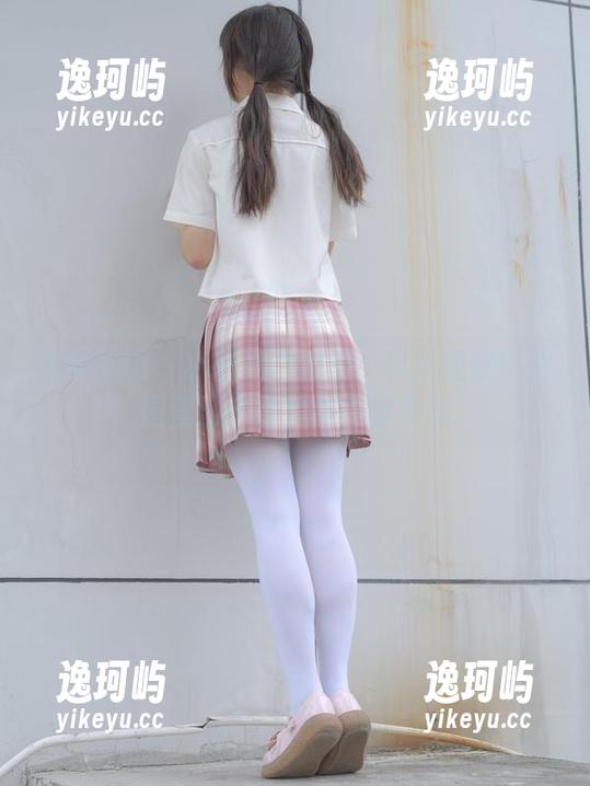 森萝财团 - 小茵私房时刻：看她如何在公园里沙滩冒险与白丝共舞