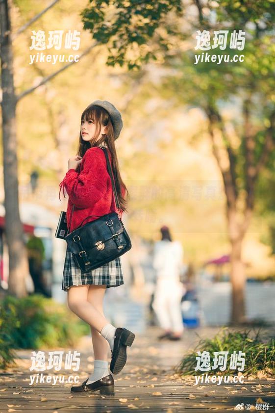 樱群 吊带再普通不过,樱群的高清写真却让人目不转睛。