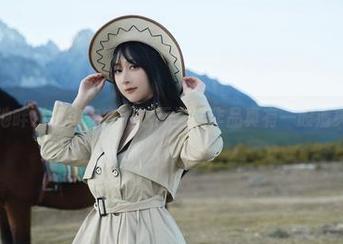 在泳池畔发现浅安安，这无圣光作品真有一股清爽感！