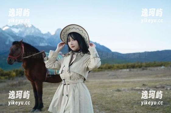 在泳池畔发现浅安安，这无圣光作品真有一股清爽感！