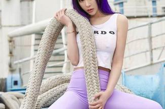 爱丝 – 不服来战——你能找到比佳慧的毛衣更舒服的穿法吗？