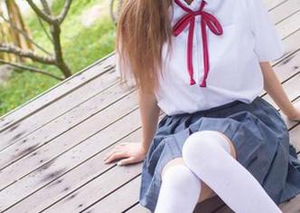 爱蜜社 – 又来一波，梦心玥美足写真更新，完美无暇的“足”迹。