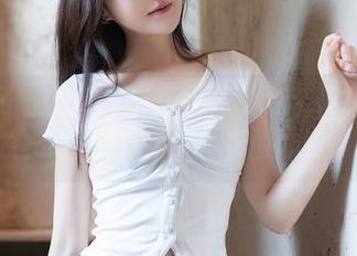 秀人网 – 短裤出击！小魔女奈奈最新写真集，准备好让她的腿高颜值炸裂了吗？