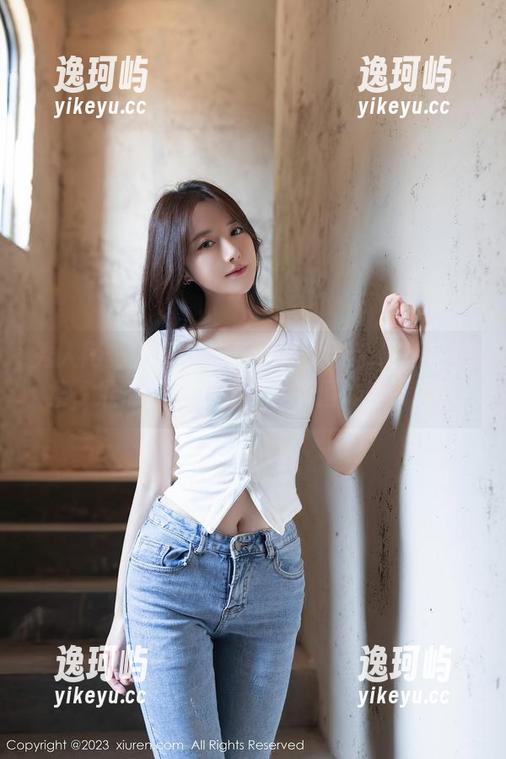 秀人网-小魔女奈奈 秀人网 - 短裤出击!小魔女奈奈最新写真集,准备好让她的腿高颜值炸裂了吗?