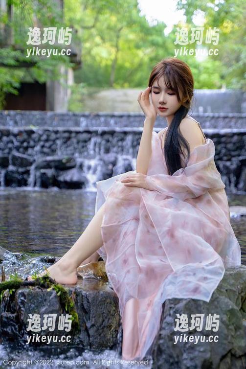 秀人网 - 最新套图，苏可er的少女梦：花瓣如她，轻盈若曳。