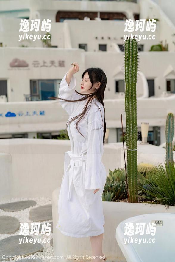 秀人网 - 趁热拿铁latte：一杯咖啡的浓郁和两条长腿的飘逸，壁纸里的魔法真让人挪不开眼。