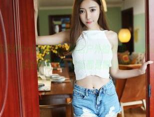 美媛馆 – 沫晓伊baby原图：她这户外的姿势，是不是在叫我快来捡个花瓣？壁纸都是附赠的！