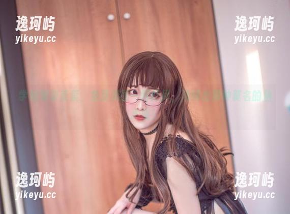 学姐翎柒菜菜，免费美图一网打尽，演绎出那种莫名的熟悉感！