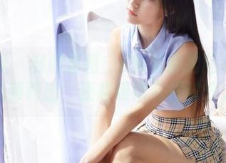 蜜桃社 – 制服套图：E杯奶茶这回不仅仅脱颖而出，还耀眼得有些过分。