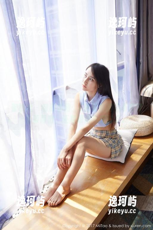 蜜桃社 - 制服套图：E杯奶茶这回不仅仅脱颖而出，还耀眼得有些过分。