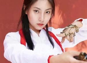 蜜桃社 – 雪飞女王写真，奇妙的美图组合，这吸引力，你可得承受得住哦！
