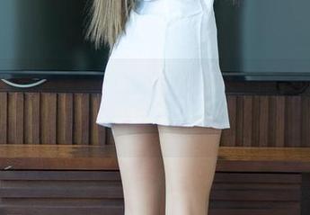 青豆客 – 陈嘉瑶AYomiabe的白裙套图：裙摆甩到的不是风，是少女的梦啊！
