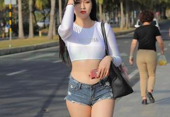 魔镜街拍 – 艾小青写真更新，超短裙与肉丝的奇妙组曲
