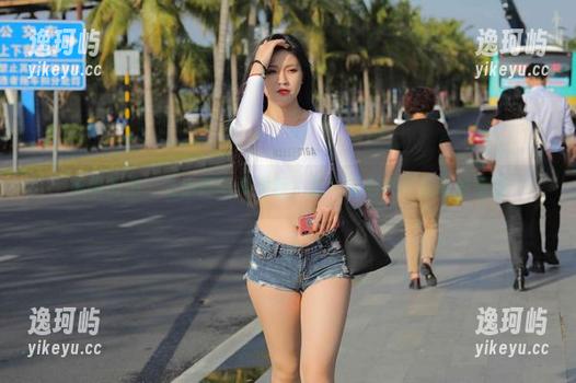 魔镜街拍 - 艾小青写真更新，超短裙与肉丝的奇妙组曲