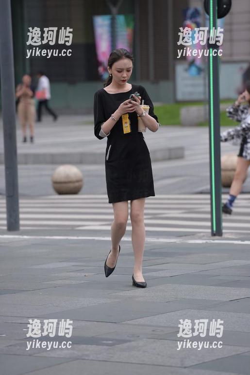 魔镜街拍定制图集：小姐姐一身旗袍，遛狗时不小心成了街头风景线。