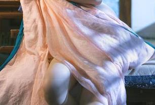 图册里的鹿八岁baby，好像在和白婚纱悄悄对话…