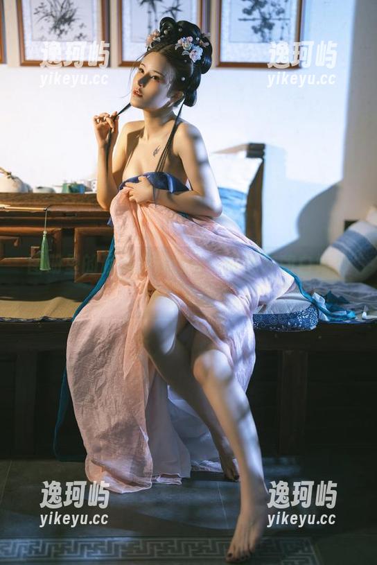 图册里的鹿八岁baby，好像在和白婚纱悄悄对话…